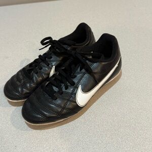Nike Jr Chaser Fg-R soccer Football cleats Little Kid's Size 1Y Black 599072-010